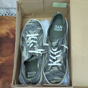 Women’s Camo Lace-Up Sneakers - Green